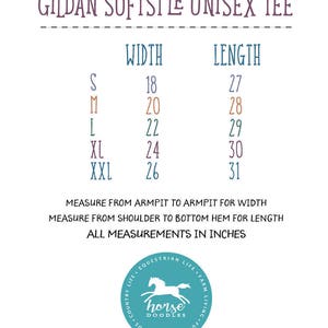 以下が含まれることがあります： 白地の背景に、Gildan Softstyle Unisex Teeのサイズチャートが表示されています。 S～XXLのサイズが記載されており、幅は45.7～66cm、丈は68.6～78.7cmです。 下部には馬の円形ロゴがあります。
