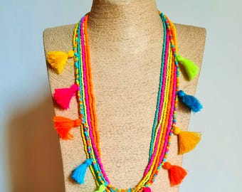 Collana boho con nappine di perline: vivace gioiello arcobaleno a più fili