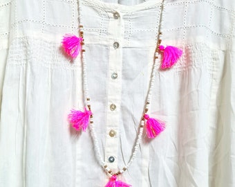 Statement roze kwastjes witte kralen boho lange kettingen - kwastjes roze ketting - lange ketting met witte kralen - roségouden boho-ketting
