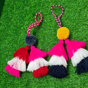 ボヘミアン風ポンポンタッセルバッグチャーム：カラフルなピンクと白のタッセル、キーノブハンガー