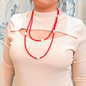 Collar de cuentas rojas con forma de lazo y concha de perla blanca, joyería de cuerda extra larga en capas.