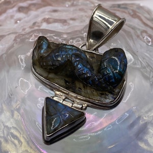 Magnifique Labradorite/ Labradorite de guérison / Argent sterling 925/ Serpent labradorite sculpté / Fait main / Grand pendentif serpent sculpté à la main