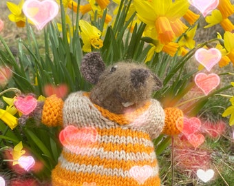 Edgar and the daffodil field, a project description for knitting the mouse Edgar and the story behind it