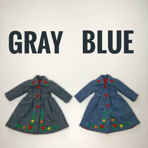 Puede incluir: Dos abrigos de tama&ntilde;o de mu&ntilde;eca con detalles florales bordados. El abrigo de la izquierda es gris y el abrigo de la derecha es azul. El texto "GRAY" y "BLUE" est&aacute; por encima de los abrigos.