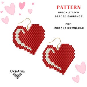 Pode incluir: Um par de brincos de coração vermelhos com ponto de tijolo e um detalhe branco. Os brincos têm ganchos dourados. A imagem também inclui o texto "PATTERN BRICK STITCH BEADED EARRINGS PDF INSTANT DOWNLOAD".