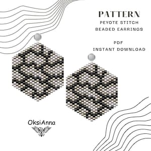 Puede incluir: Un patrón digital para pendientes de cuentas de punto Peyote. Los pendientes son hexagonales con un diseño geométrico negro, blanco y plateado. El texto en la imagen dice "PATTERN", "PEYOTE STITCH BEADED EARRINGS", "PDF" e "INSTANT DOWNLOAD".
