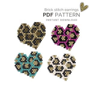 Puede incluir: Cuatro patrones de pendientes de punto de ladrillo en forma de corazón con diseños de estampado de leopardo. Los pendientes son en tonos marrón, rosa, turquesa y crema. El texto "Brick stitch earrings PDF PATTERN INSTANT DOWNLOAD" está en la parte superior.