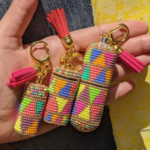 Tragbare Pillenhalter / Schmuckschatulle mit goldener Hardware und goldenen Perlenakzenten, Reißverschluss, Taschenanhänger / Luxus-Schlüsselanhänger.