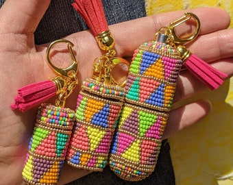 Sleutelhanger met kralenhanger: draagbare reisvoorraad met gouden hardware