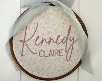 15 cm broderad namnskylt med barnmotiv – blommigt tyg