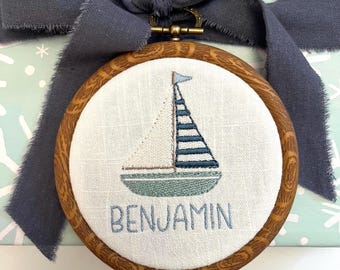 Nom de bébé brodé personnalisé de 4 po. avec voilier - tissu CRÈME
