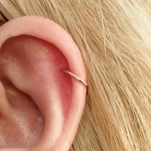Gold Knorpel Ohrring | 14K Gold Filled Helix Ohrring. Gehämmerter Hoop Ohrring, Huggie Hoop, Gehämmerter Helix Tragus Hoop