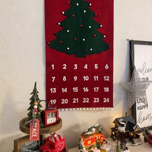 Calendario de Adviento navideño de fieltro hecho a mano: decoración para colgar en la pared.