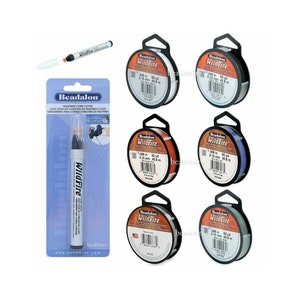 以下が含まれることがあります： 白、赤、青、緑、銀など、さまざまな色のビーズワイヤーBeadalon WildFireの糸巻きが6つあります。各糸巻きには、ブランド名、製品名、インチとヤードでの寸法が記載されています。糸巻きは2列3つの配置になっています。