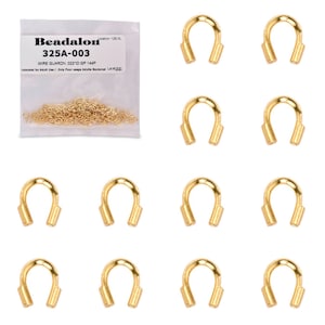 Puede incluir: Protectores de alambre dorados para abalorios, 144 piezas en una bolsa de plástico transparente. La bolsa tiene el texto "Beadalon 325A-003 WIRE GUARDN 022'ID GP 144P 128-3L Intended for Adult Use Only Pour usage Adulte Beslemet Lot#1221".