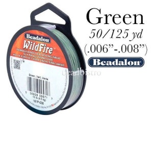 Może przedstawiać: Zielony Beadalon WildFire nić do tkactwa koralików, 50/125 jardów, 0,006" - 0,008" grubości. Termicznie łączona nić do tkactwa koralików, hilo de tejido de cuentas unidas termicamente, fil a perlage thermosoude.