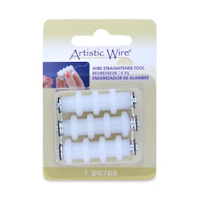 Op de afbeelding: Een verpakking Artistic Wire draadrichtgereedschap. De verpakking bevat drie witte plastic draadrichtapparaten met metalen onderdelen. De verpakking bevat ook de tekst "WIRE STRAIGHTENER TOOL REDRESSEUR DE FIL ENDEREZADOR DE ALAMBRE".