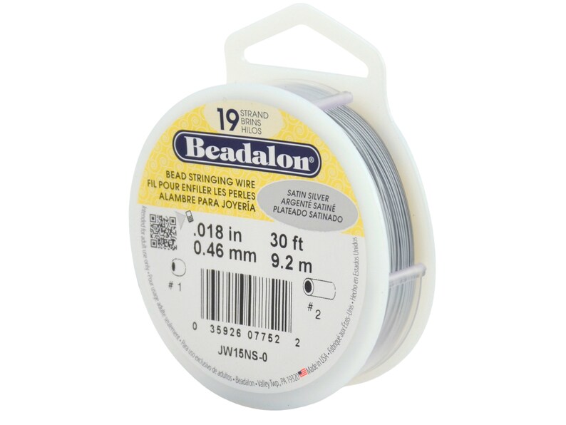 Puede incluir: Una bobina de alambre para enhebrar cuentas de plata satinada de 19 hilos. El alambre tiene 0,46 mm de grosor y 9,2 metros de largo. La bobina est&aacute; etiquetada con "Beadalon" y tiene un c&oacute;digo de barras UPC.