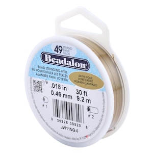 Op de afbeelding: Een spoel Beadalon satijn gouden kralenrijgdraad. Het etiket geeft aan dat de draad 0,46 mm in diameter is en 9,2 m lang. De verpakking bevat de tekst "Bead Stringing Wire" in het Engels, Frans en Spaans.