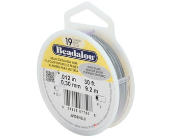 Op de afbeelding: Een spoel met 19-strengs Beadalon kralenrijgdraad in satijn zilver. De draad is 0,30 mm dik en 9,2 meter lang.
