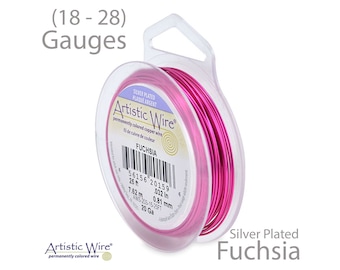 Könnte beinhalten: Eine Spule mit silberplattiertem fuchsiafarbenem Artistic Wire, dauerhaft gefärbtem Kupferdraht. Die Spule ist mit der Stärke, der Länge und dem Durchmesser des Drahtes gekennzeichnet. Der Draht ist 7,62 Meter lang, 0,81 mm im Durchmesser und hat eine Stärke von 20.