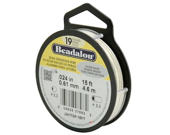 Op de afbeelding: Een spoel met zilverkleurige kralen draad, 19 strengen, 0,61 mm in diameter, 4,6 meter lang. De spoel is gelabeld "Beadalon" en heeft een zwart label met witte tekst.
