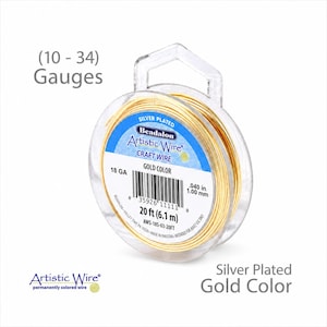 Może przedstawiać: Szpula posrebrzanego drutu artystycznego w kolorze złotym, 6,1 m, 18 gauge, 1,00 mm. Opakowanie zawiera napis "Artistic Wire Craft Wire Gold Color". Drut jest nawinięty na przezroczystą plastikową szpulę.