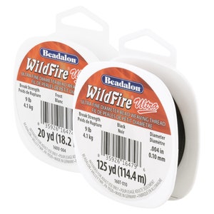 Puede incluir: Dos carretes de hilo para abalorios Beadalon WildFire Ultra negro. El carrete de la izquierda tiene 20 yardas (18,2 metros) de largo y el carrete de la derecha tiene 125 yardas (114,4 metros) de largo. Ambos carretes tienen un diámetro de 0,004 pulgadas (0,10 mm).