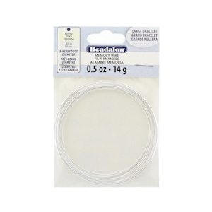 Könnte beinhalten: Eine weiße Spule Beadalon Memory Wire, 0,5 oz (14 g), zum Herstellen von großen Armbändern. Die Verpackung enthält den Text "Memory Wire, Fil à Mémoire, Alambre Memoria".