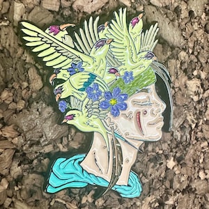 Pin de sombrero con forma de cerebro de pájaro