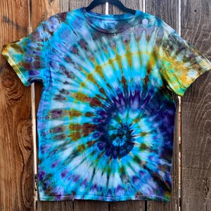 Duża koszulka z krótkim rękawem w kolorze zielonym awokado + elektrycznym niebieskim z motywem grzybów Ice Tie Dye | Wzór Geode | Ziemisty | 100% bawełny