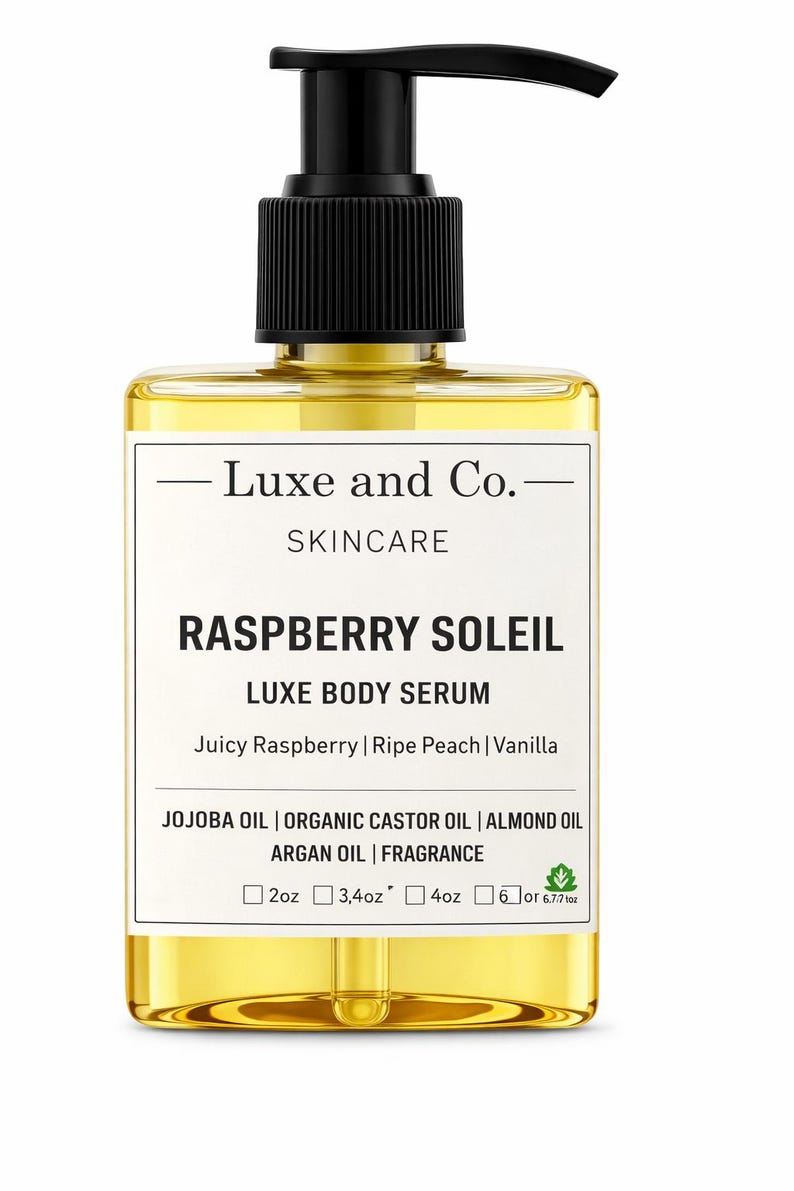 Op de afbeelding: Een heldere, rechthoekige Luxe and Co. huidverzorgingsfles met een zwarte pompdosator. De fles bevat een gele body serum met het label "Raspberry Soleil" met ingredi&euml;nten. Beschikbare maten zijn 59ml, 100ml, 118ml en 177ml of 200ml.