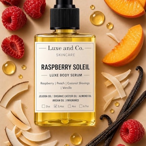 Op de afbeelding: Een vierkante fles Luxe and Co. Raspberry Soleil Luxe Body Serum met een zwarte pompdosering. Het etiket vermeldt ingredi&euml;nten zoals framboos, perzik en vanille. De afbeelding bevat frambozen, perzikschijfjes, kokosschaafsel en vanillestokjes.