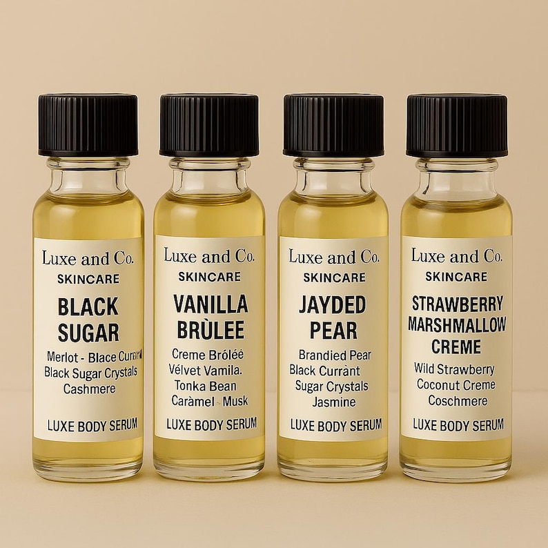 Peut inclure: Quatre petits flacons en verre de s&eacute;rum pour le corps Luxe and Co. avec des bouchons noirs. Les &eacute;tiquettes indiquent "Black Sugar", "Vanilla Brulee", "Jayded Pear" et "Strawberry Marshmallow Creme". Chaque flacon contient un liquide dor&eacute;.