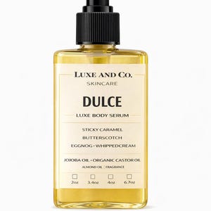 Pu&ograve; includere: Un flacone rettangolare trasparente riempito di liquido dorato, sormontato da un erogatore a pompa nero. L'etichetta riporta Luxe and Co. Skincare, Dulce, Luxe Body Serum, Sticky Caramel, Butterscotch, Eggnog, Whippedcream, Jojoba Oil, Organic Castor Oil, Almond Oil, Fragrance, con caselle per 2oz, 3.4oz, 4oz e 6.7oz.
