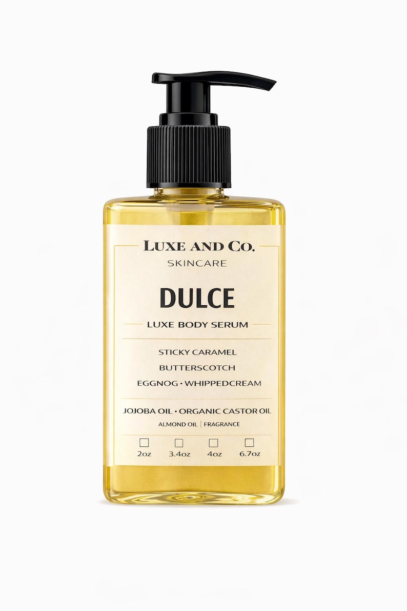 Pu&ograve; includere: Un flacone rettangolare trasparente riempito di liquido dorato, sormontato da un erogatore a pompa nero. L'etichetta riporta Luxe and Co. Skincare, Dulce, Luxe Body Serum, Sticky Caramel, Butterscotch, Eggnog, Whippedcream, Jojoba Oil, Organic Castor Oil, Almond Oil, Fragrance, con caselle per 2oz, 3.4oz, 4oz e 6.7oz.