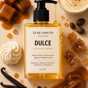 Pu&ograve; includere: Un flacone rettangolare trasparente di siero corpo Luxe and Co. Skincare Dulce con erogatore a pompa nero. L'etichetta riporta: Luxe and Co. Skincare, Dulce, Luxe Body Serum, Sticky Caramel, Butterscotch, Eggnog, Whipped Cream, 3.4 oz.