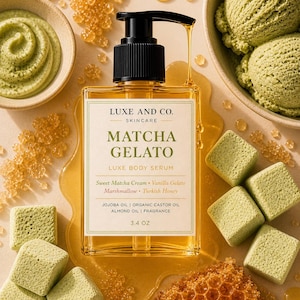 Pode incluir: Um frasco quadrado transparente de s&eacute;rum corporal Luxe and Co. Matcha Gelato com dispensador de bomba preto, contendo 100 ml de l&iacute;quido dourado, rotulado com ingredientes como &oacute;leo de jojoba, r&iacute;cino e am&ecirc;ndoas, rodeado por cubos cor de matcha.