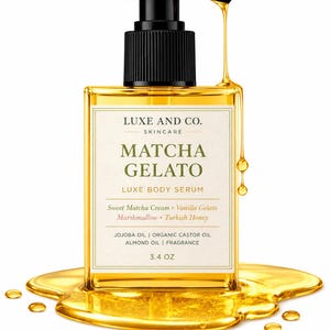 Pode incluir: Um frasco quadrado de vidro de s&eacute;rum corporal Luxe and Co. Matcha Gelato com dispensador de bomba preto. O r&oacute;tulo diz Luxe and Co. Skincare, Matcha Gelato, Luxe Body Serum, 3.4 oz e lista ingredientes. L&iacute;quido dourado escorre da bomba.