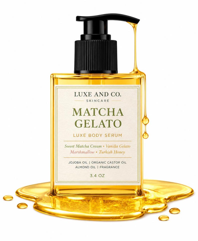 Pode incluir: Um frasco quadrado de vidro de s&eacute;rum corporal Luxe and Co. Matcha Gelato com dispensador de bomba preto. O r&oacute;tulo diz Luxe and Co. Skincare, Matcha Gelato, Luxe Body Serum, 3.4 oz e lista ingredientes. L&iacute;quido dourado escorre da bomba.