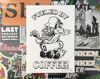 Von Kaffee befeuert! 13 x 18 cm Siebdruckdruck