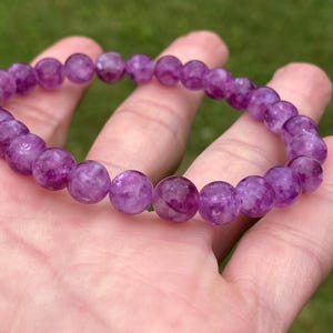 Lila Lepidolith Armband, Lepidolith Edelstein Armband, Lepidolith Perlen Armband, Gemmy Lila Lepidolith Stacking Armband, 7-Zoll