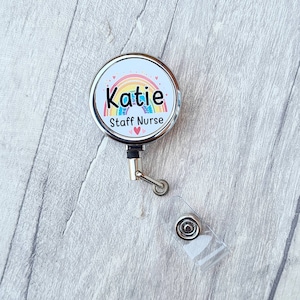 Gepersonaliseerde badgehaspel met regenboogkleurige ID-kaart. Verpleegkundige, arts, medisch, gezondheidszorg NHS