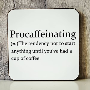 Puede incluir: Posavasos cuadrado blanco con texto negro que dice "Procaffeinating (n.) The tendency not to start anything until you've had a cup of coffee."