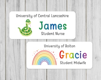 Peut inclure: Deux étiquettes de nom blanches avec des motifs colorés. L'étiquette du haut présente un serpent vert et le texte "University of Central Lancashire, James, Student Nurse". L'étiquette du bas présente un arc-en-ciel avec des cœurs et le texte "University of Bolton, Gracie, Student Midwife".