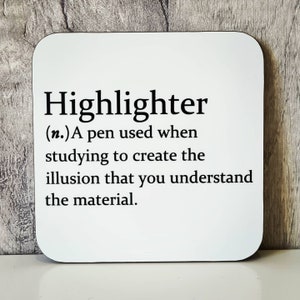 Pode incluir: Base quadrada branca com cantos arredondados. O texto "Highlighter (n.) A pen used when studying to create the illusion that you understand the material" está impresso em preto.