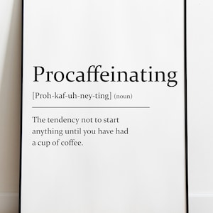 Puede incluir: Arte de pared imprimible en blanco y negro con la palabra "Procaffeinating" definida como "La tendencia a no empezar nada hasta que no hayas tomado una taza de café."