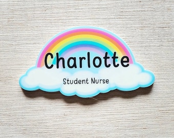 Peut inclure: Un nuage bleu et blanc avec un arc-en-ciel au-dessus. Le nuage porte le nom "Charlotte" et le texte "Student Nurse" écrit dessus.