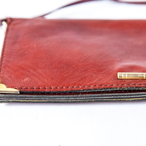Vintage brown red leather handbag - 70s 80s clutch design style with brass details, strap, compartments - Small hand bag reddish dark color