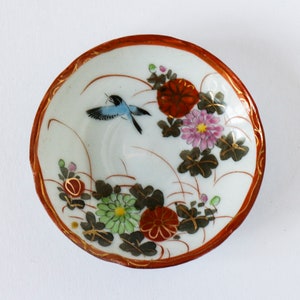 Small Japanese or Chinese porcelaine dish - Colorful vintage Asian china saucer with handpainted flower and bird ornaments